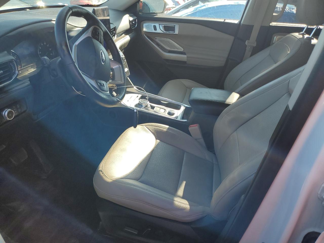 Ford Explorer Limited Image 3