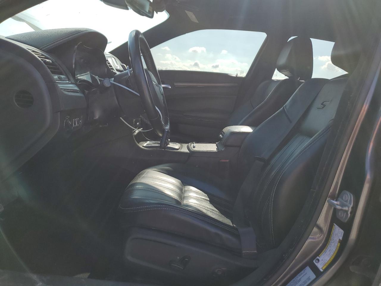 Chrysler 300 S Image 9