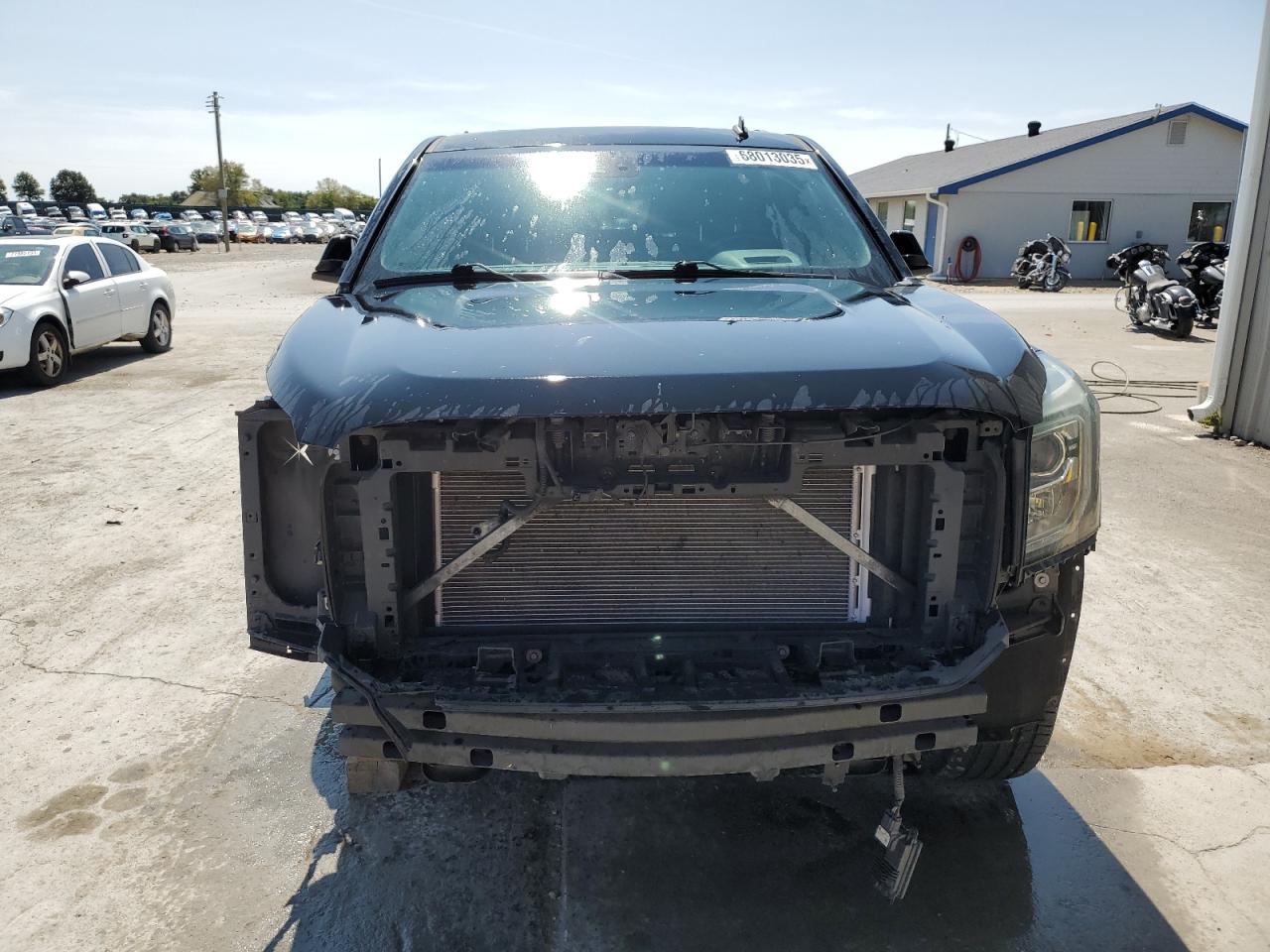 GMC Yukon Denali Image 4