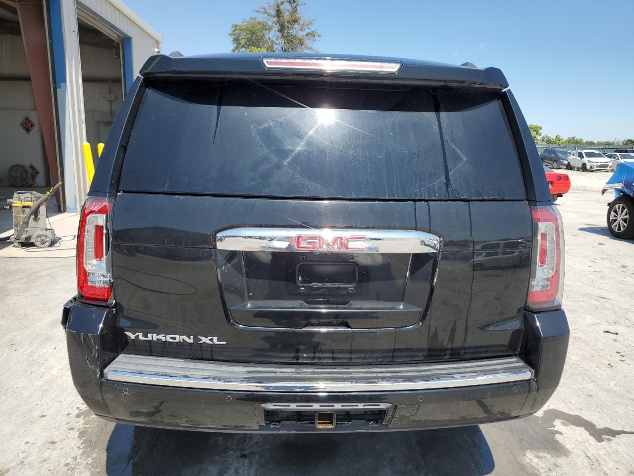 GMC Yukon Denali Image 11