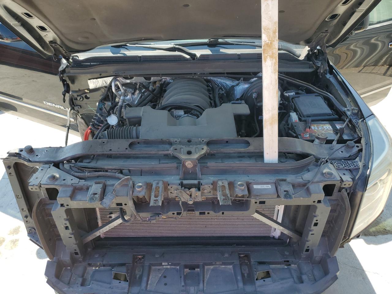 GMC Yukon Denali Image 6