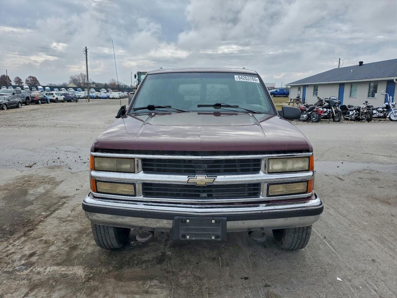 Chevrolet Suburban K2500 Image 5