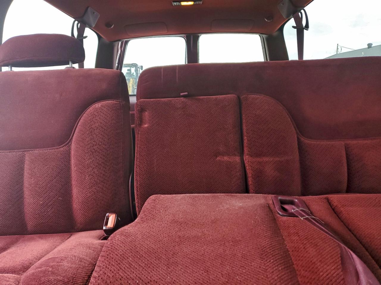 Chevrolet Suburban K2500 Image 10