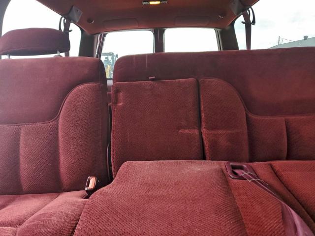 Chevrolet Suburban K2500 Image 10