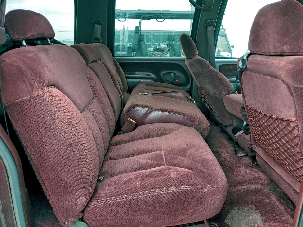 Chevrolet Suburban K2500 Image 3