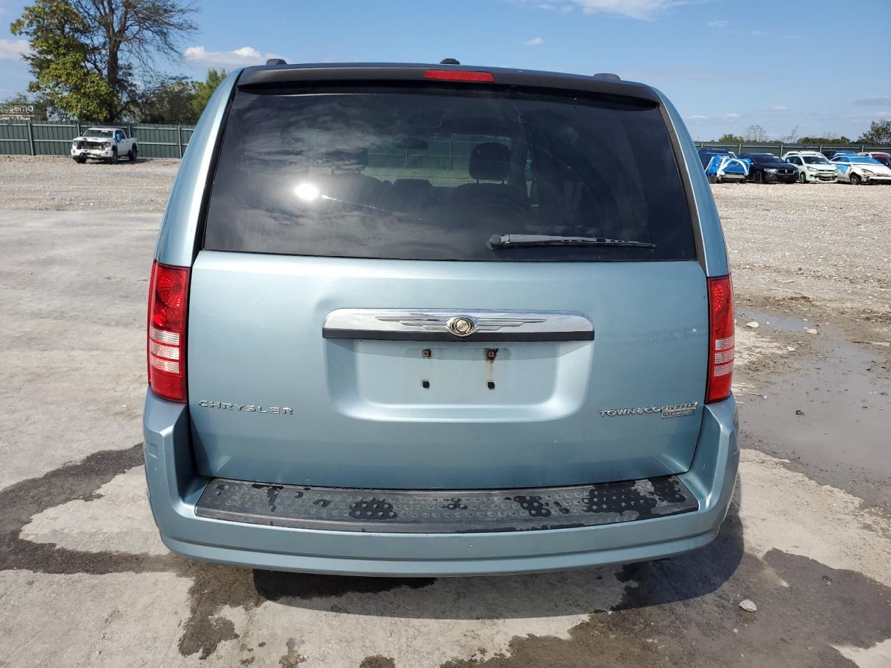 Chrysler Minivan Touring Image 9