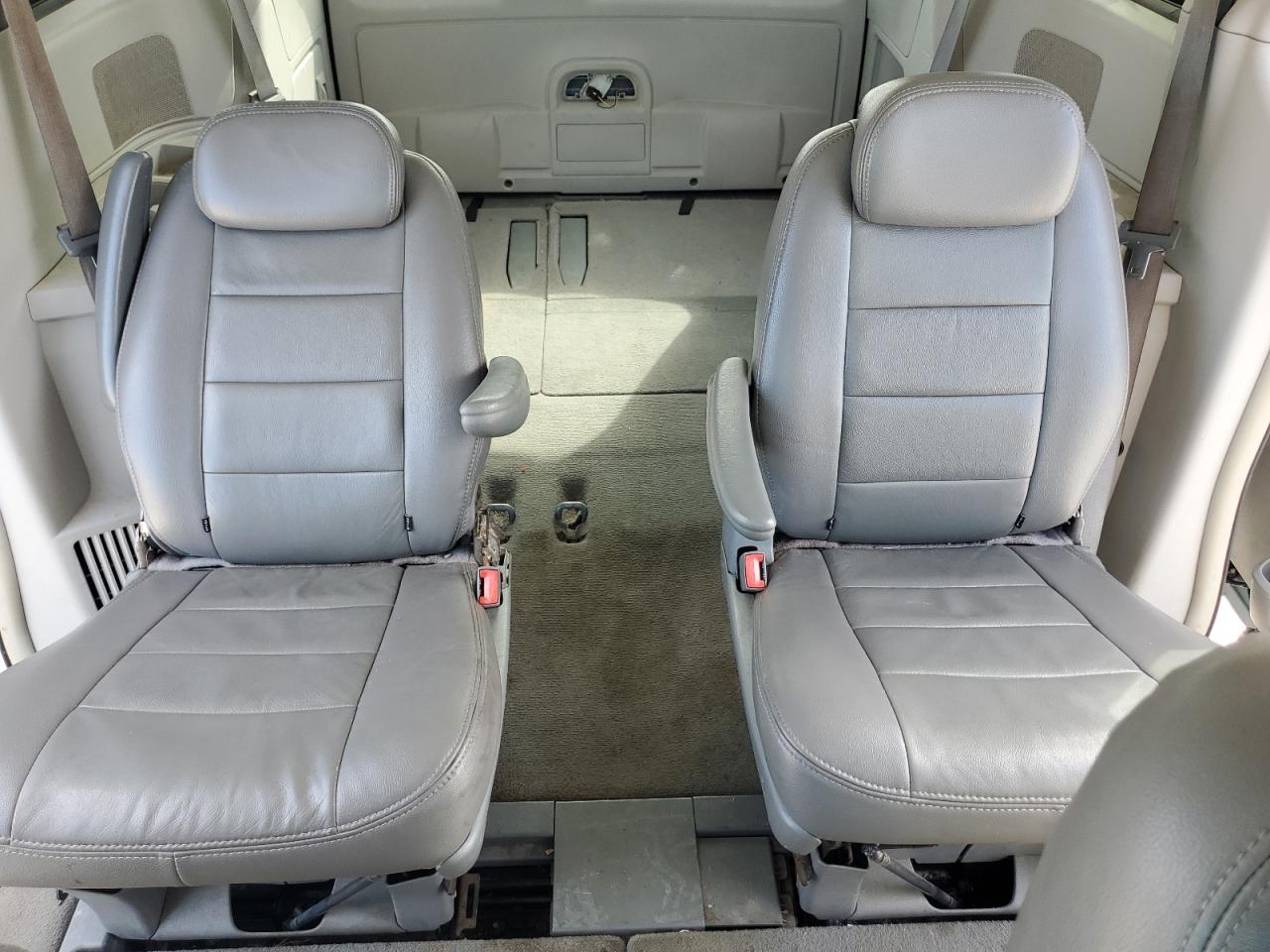 Chrysler Minivan Touring Image 6