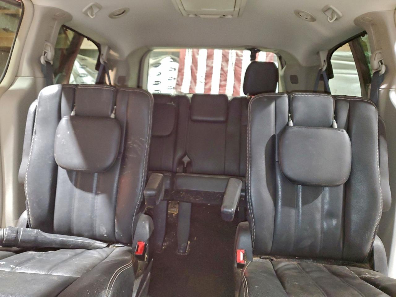 Chrysler Minivan Touring Image 8