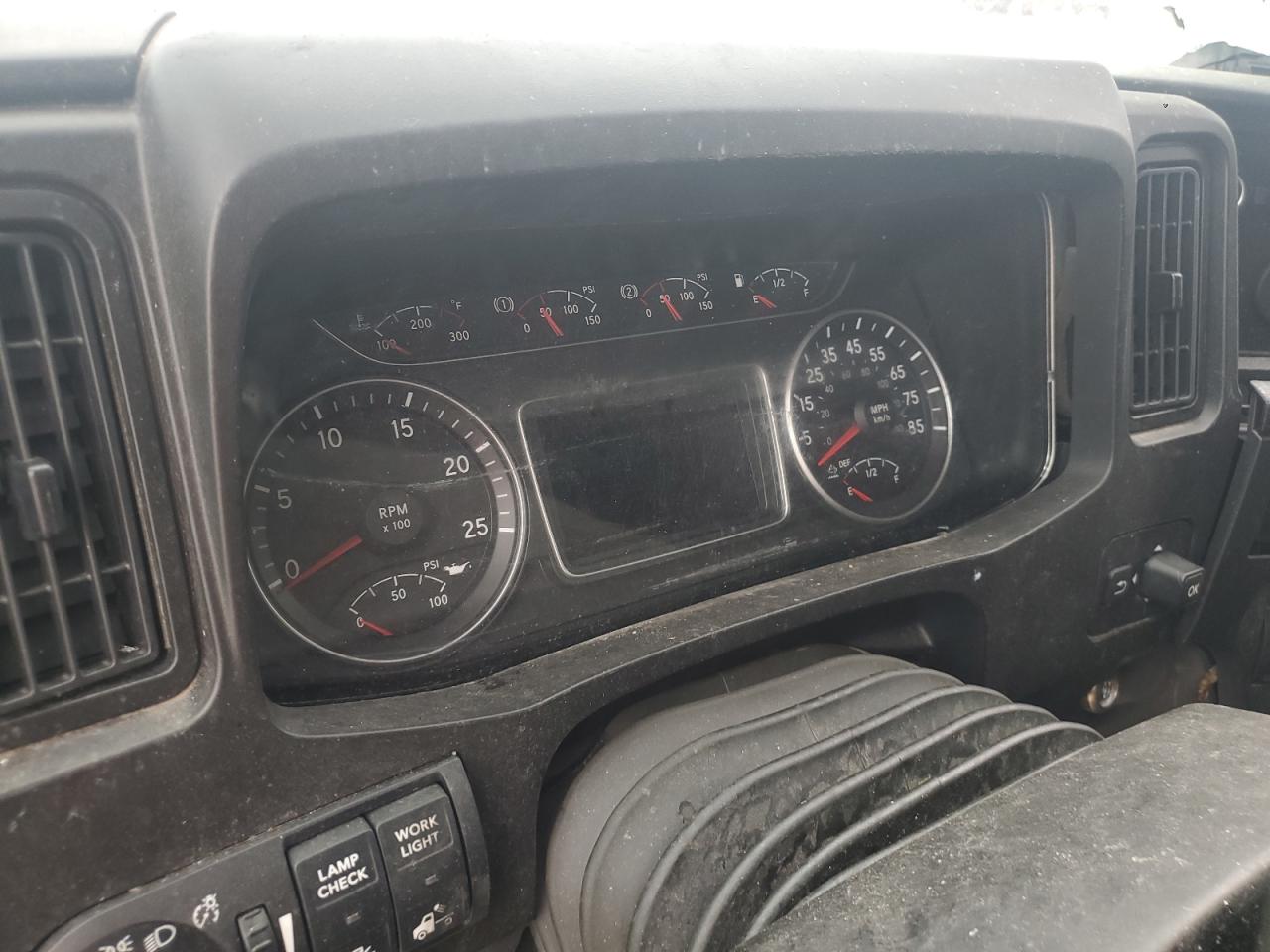 International Lt625 Image 10